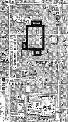 　17世紀初めの「京都図屏風」に描かれた聚楽第内郭の堀跡を附近の現況に重ねた。現在の通りとの位置関係は森島康雄氏の復元案に従った。〈出典元 京都市情報館